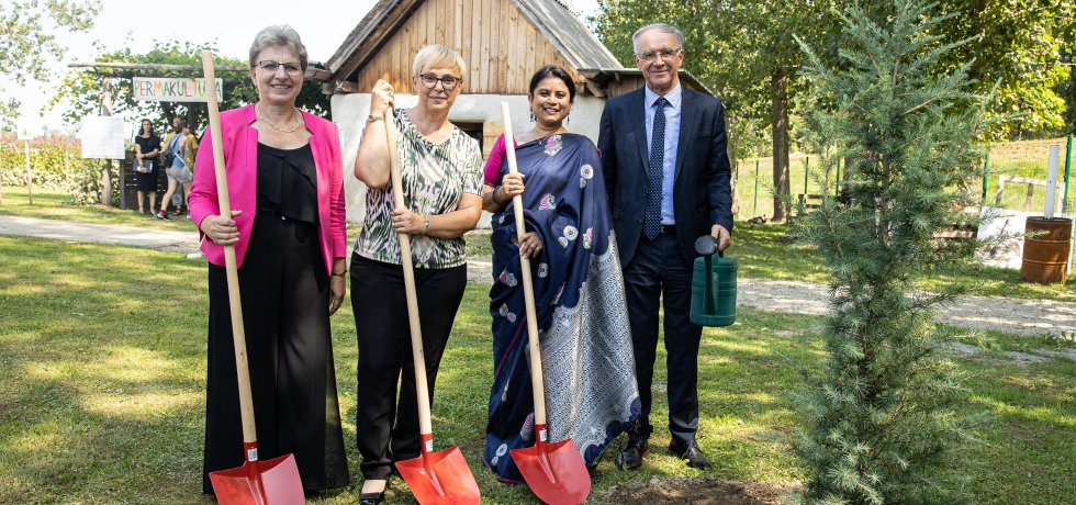 The planting of Himalayan Cedar at the AGRA Fair botanical gardens marked strong India-Slovenia relations sending message of collective efforts for Climate Action and Climate Protection.